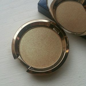 Becca Highlighter Topaz flashes Gilt